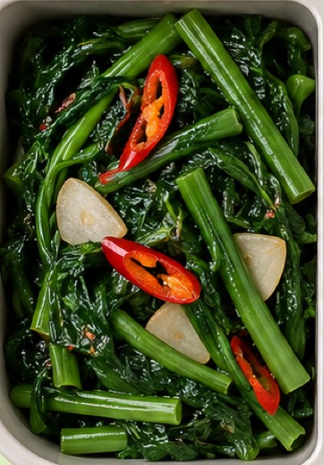 Tumis kangkung dengan irisan cabai merah dan bawang putih